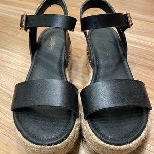 Black Flat-form Sandals